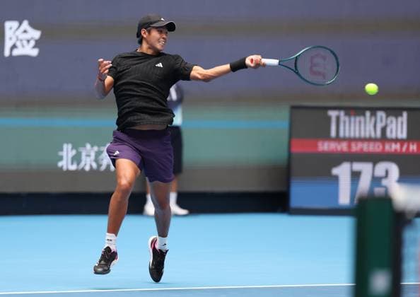 (251001) -- BEIJING, Oct. 1, 2025 -- Learner Tien hits a return during the men s singles final match between Jannik Sinner of Italy and Learner Tien of the United States at 2025 China Open tennis tournament in Beijing, China, Oct. 1, 2025. ) (SP)CHINA-BEIJING-TENNIS-CHINA OPEN-MEN S SINGLES-FINAL(CN) DuxXinyi 