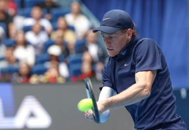(251001) -- BEIJING, Oct. 1, 2025 -- Jannik Sinner hits a ruturn during the men s singles final match between Jannik Sinner of Italy and Learner Tien of the United States at 2025 China Open tennis tournament in Beijing, China, Oct. 1, 2025. ) (SP)CHINA-BEIJING-TENNIS-CHINA OPEN-MEN S SINGLES-FINAL(CN) DuxXinyi 