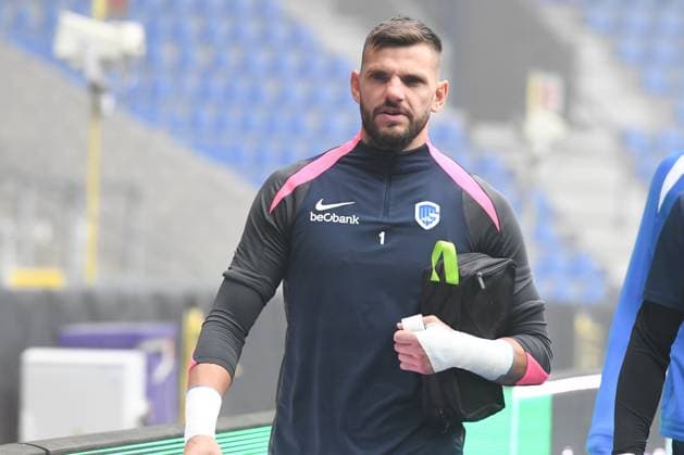 Genk s goalkeeper Hendrik Van Crombrugge pictured during a training session of Belgian soccer team KRC Genk, on Wednesday 01 October 2025, in Genk. The team will play the Hungarian Ferencvarosi TC on Thursday, the second game (out of 8) in the league phase of the UEFA Europa League competition. JILLxDELSAUX  x135801114x