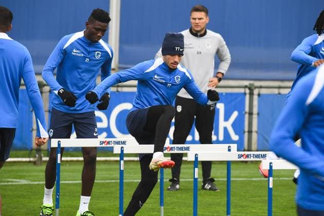 Genk s Ibrahima Sory Bangoura and Genk s Zakaria El Ouahdi pictured in action during a training session of Belgian soccer team KRC Genk, on Wednesday 01 October 2025, in Genk. The team will play the Hungarian Ferencvarosi TC on Thursday, the second game (out of 8) in the league phase of the UEFA Europa League competition. JILLxDELSAUX  x135801145x