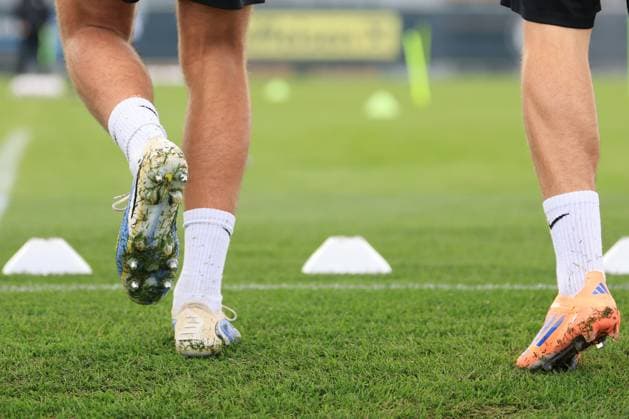 SOCCER - UEFA EL, Sturm vs Glasgow GRAZ,AUSTRIA,01.OCT.25 - SOCCER - UEFA Europa League, SK Sturm Graz vs Glasgow Rangers FC, training Sturm. Image shows a feature with legs and shoes.  GEPAxpictures xMarioxBuehner-Weinrauch
