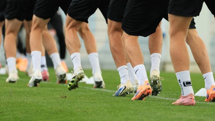 SOCCER - UEFA EL, Sturm vs Glasgow GRAZ,AUSTRIA,01.OCT.25 - SOCCER - UEFA Europa League, SK Sturm Graz vs Glasgow Rangers FC, training Sturm. Image shows a feature with legs and shoes.  GEPAxpictures xMarioxBuehner-Weinrauch