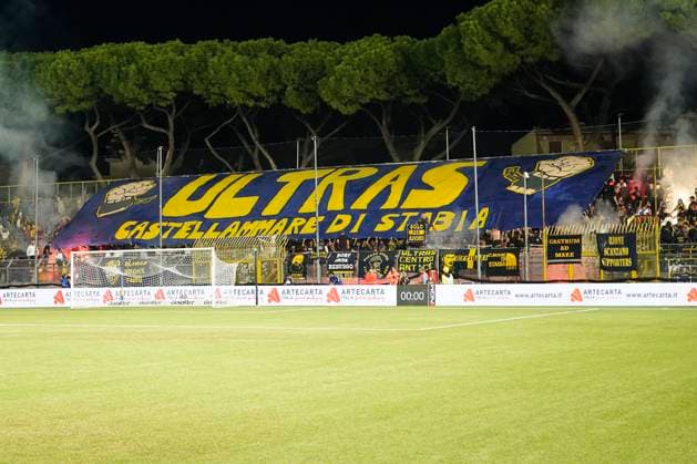 SS Juve Stabia v Mantova - Serie B Supporters of SS Juve Stabia during the Serie B match between SS Juve Stabia and Mantova at Stadio Romeo Menti Castellammare Di Stabia Italy on 30 Settembre 2025. Castellammare Di Stabia Castellammare Di Stabia Italy  Copyright: xFrancoxRomanox originalFilename:romano-ssjuvest250930_npT4o.jpg