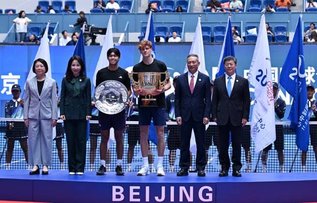 (251001) -- BEIJING, Oct. 1, 2025 -- Jannik Sinner (3rd R) and Learner Tien (3rd L) pose for photo during the award ceremony for the men s singles final match between Jannik Sinner of Italy and Learner Tien of the United States at 2025 China Open tennis tournament in Beijing, China, Oct. 1, 2025. ) (SP)CHINA-BEIJING-TENNIS-CHINA OPEN-MEN S SINGLES-FINAL(CN) HuxJingwen 