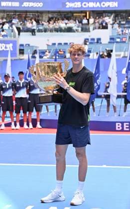 (251001) -- BEIJING, Oct. 1, 2025 -- Jannik Sinner celebrates during the award ceremony for the men s singles final match between Jannik Sinner of Italy and Learner Tien of the United States at 2025 China Open tennis tournament in Beijing, China, Oct. 1, 2025. ) (SP)CHINA-BEIJING-TENNIS-CHINA OPEN-MEN S SINGLES-FINAL(CN) HuxJingwen 