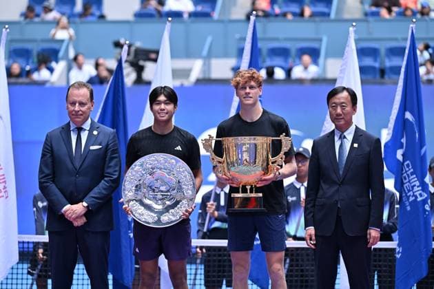 (251001) -- BEIJING, Oct. 1, 2025 -- Jannik Sinner (2nd R) and Learner Tien (2nd L) pose for photo during the award ceremony for the men s singles final match between Jannik Sinner of Italy and Learner Tien of the United States at 2025 China Open tennis tournament in Beijing, China, Oct. 1, 2025. ) (SP)CHINA-BEIJING-TENNIS-CHINA OPEN-MEN S SINGLES-FINAL(CN) HuxJingwen 