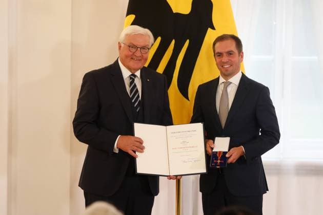 Verdienstorden zum Tag der Deutschen Einheit Berlin, 01.10.2025 Bundespräsident Frank-Walter Steinmeier verleiht den Verdienstorden zum Tag der Deutschen Einheit an Philipp Lahm, München Bayern Weltmeister, Champions-League-Sieger, Mannschaftskapitän, Mr. Fairplay Philipp Lahm ist eine der prägenden Persönlichkeiten des deutschen Fußballs. Und dies auch außerhalb des Spielfelds. Berlin Germany *** Order of Merit on the Day of German Unity Berlin, 01 10 2025 Federal President Frank Walter Steinmeier awards the Order of Merit on the Day of German Unity to Philipp Lahm, Munich Bayern World Champion, Champions League winner, team captain, Mr Fairplay Philipp Lahm is one of the defining personalities of German soccer And this also off the pitch Berlin Germany Copyright: xMatthiasxGränzdörferx