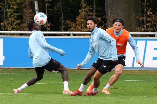 DEU, DFL, 2 FBL Hertha BSC, Training, 01 10 2025, Sportforum, Berlin, DEU, DFL, 2 FBL Hertha BSC, Training, im Bild Kevin Sessa Hertha BSC Berlin 8 , Fabian Reese Hertha BSC Berlin 11 , Boris Lum Hertha BSC Berlin 21 DFL regulations prohibit any use of Photographs as image sequences and or quasi video nordphotoxGmbHx xEngler nph00076