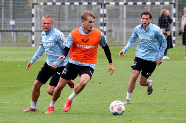DEU, DFL, 2 FBL Hertha BSC, Training, 01 10 2025, Sportforum, Berlin, DEU, DFL, 2 FBL Hertha BSC, Training, im Bild Marten Winkler Hertha BSC Berlin 22 , Jon Dabur Thorsteinsson Hertha BSC Berlin 24 , Leon Jensen Hertha BSC Berlin 5 DFL regulations prohibit any use of Photographs as image sequences and or quasi video nordphotoxGmbHx xEngler nph00076