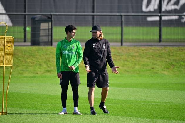01 10 2025 Moenchengladbach Football, Men, Season 2025 2026, Training Borussia Moenchengladbach Im Gespraech v li Grant Leon Ranos Gladbach , Eugen Polanski Interim Coach Gladbach DFL regulations prohibit any use of photographs as image sequences and or quasi video Borussia Park NRW Germany