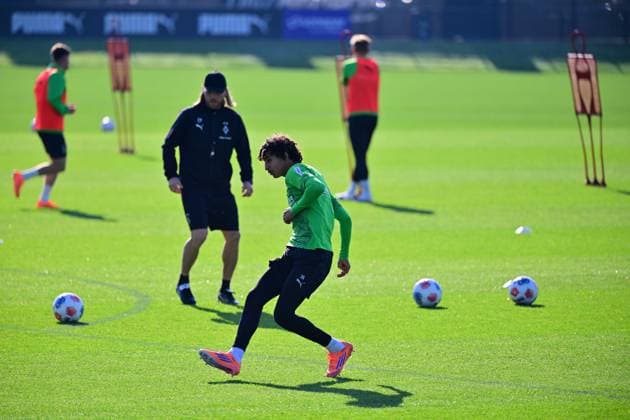 01 10 2025 Moenchengladbach Football, Men, Season 2025 2026, Training Borussia Moenchengladbach Wael Mohya Gladbach in the background Eugen Polanski Interim coach Gladbach watching him closely DFL regulations prohibit any use of photographs as image sequences and or quasi video Borussia Park NRW Germany