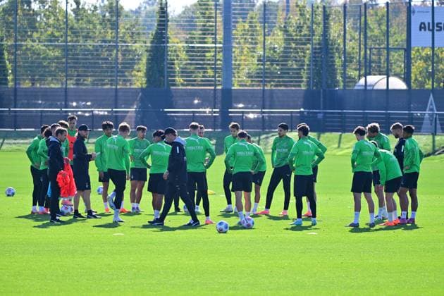 01 10 2025 Moenchengladbach Fußball, Herren, Saison 2025 2026, Training Borussia Moenchengladbach Trainingsbesprechung DFL regulations prohibit any use of photographs as image sequences and or quasi video Borussia Park NRW Germany