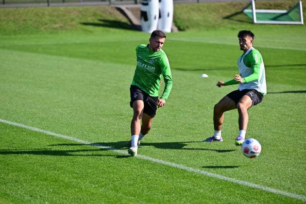 01 10 2025 Moenchengladbach Fußball, Herren, Saison 2025 2026, Training Borussia Moenchengladbach Zweikampf zwischen v li Kevin Stoeger Gladbach , Jens Castrop Gladbach DFL regulations prohibit any use of photographs as image sequences and or quasi video Borussia Park NRW Germany