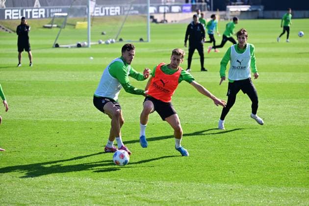 01 10 2025 Moenchengladbach Football, Men, Season 2025 2026, Training Borussia Moenchengladbach duel between from left Haris Tabakovic Gladbach , Oscar Fraulo Gladbach In the background Florian Neuhaus Gladbach watches DFL regulations prohibit any use of photographs as image sequences and or quasi video Borussia Park NRW Germany