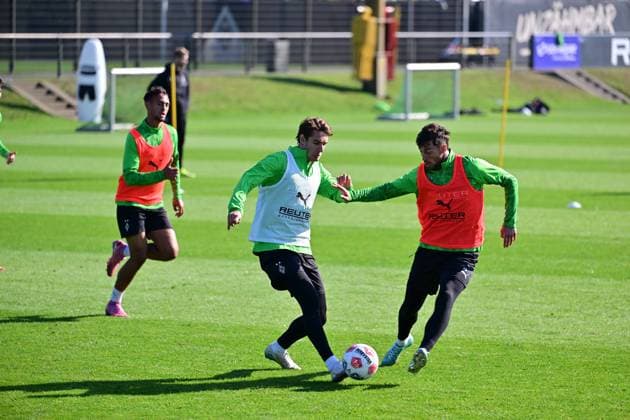 01 10 2025 Moenchengladbach Fußball, Herren, Saison 2025 2026, Training Borussia Moenchengladbach Zweikampf zwischen v li Florian Neuhaus Gladbach , Joe Scally Gladbach Ganz links schaut Fabio Chiarodia Gladbach zu DFL regulations prohibit any use of photographs as image sequences and or quasi video Borussia Park NRW Deutschland