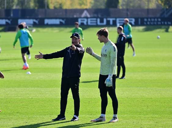 01 10 2025 Moenchengladbach Football, Men, Season 2025 2026, Training Borussia Moenchengladbach In conversation v li Guido Streichsbier Co Trainer Gladbach , Goalkeeper Moritz Nicolas Gladbach DFL regulations prohibit any use of photographs as image sequences and or quasi video Borussia Park NRW Germany