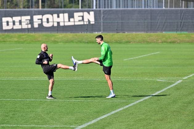 01 10 2025 Moenchengladbach Football, Men, Season 2025 2026, Training Borussia Moenchengladbach Tim Kleindienst Gladbach, re trained individually with Philipp Schmidt Rehatrainer Gladbach, li DFL regulations prohibit any use of photographs as image sequences and or quasi video Borussia Park NRW Germany