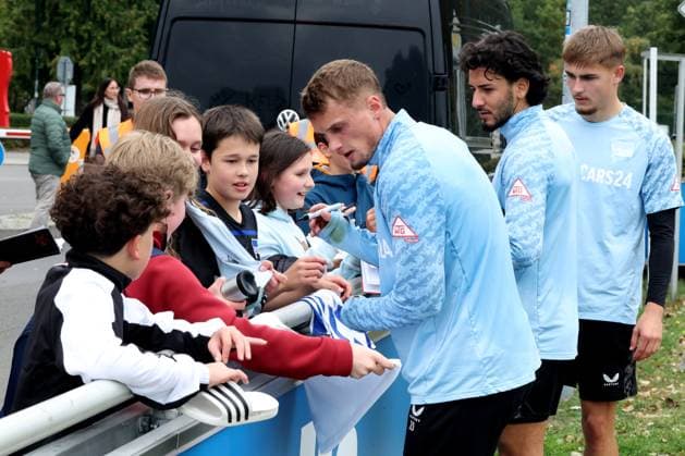 DEU, DFL, 2 FBL Hertha BSC, Training, 01 10 2025, Sportforum, Berlin, DEU, DFL, 2 FBL Hertha BSC, Training, im Bild Michael Cuisance Hertha BSC Berlin 10 , Kevin Sessa Hertha BSC Berlin 8 , Marten Winkler Hertha BSC Berlin 22 , Hertha BSC Fans DFL regulations prohibit any use of Photographs as image sequences and or quasi video nordphotoxGmbHx xEngler nph00076