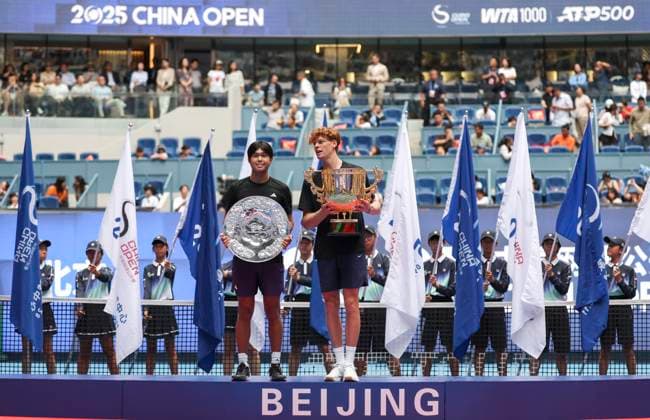 (251001) -- BEIJING, Oct. 1, 2025 -- Jannik Sinner (R) and Learner Tien pose for photo during the award ceremony for the men s singles final match between Jannik Sinner of Italy and Learner Tien of the United States at 2025 China Open tennis tournament in Beijing, China, Oct. 1, 2025. ) (SP)CHINA-BEIJING-TENNIS-CHINA OPEN-MEN S SINGLES-FINAL(CN) DuxXinyi 