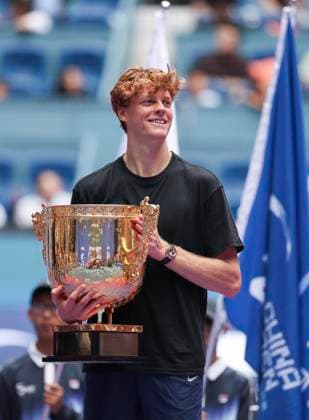 (251001) -- BEIJING, Oct. 1, 2025 -- Jannik Sinner celebrates during the award ceremony for the men s singles final match between Jannik Sinner of Italy and Learner Tien of the United States at 2025 China Open tennis tournament in Beijing, China, Oct. 1, 2025. ) (SP)CHINA-BEIJING-TENNIS-CHINA OPEN-MEN S SINGLES-FINAL(CN) DuxXinyi 