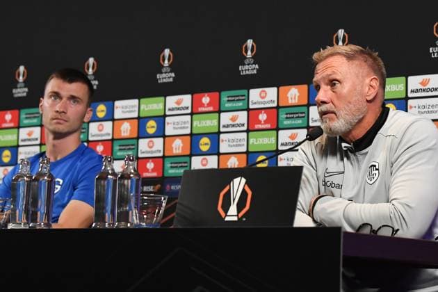 Genk s Bryan Heynen and Genk s head coach Thorsten Fink pictured during a press conference, PK, Pressekonferenz of Belgian soccer team KRC Genk, on Wednesday 01 October 2025, in Genk. The team will play the Hungarian Ferencvarosi TC on Thursday, second game (out of 8) in the league phase of the UEFA Europa League competition. JILLxDELSAUX  x135817161x