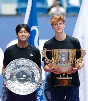 BEIJING, CHINA - OCTOBER 01: Champion Jannik Sinner of Italy, runner-up Learner Tien of the United States, pose with trophies after the Men s Singles Final match on day 10 of the 2025 China Open at the National Tennis Center on October 1, 2025 in Beijing, China.  Copyright: xChinaxNewsxServicex 111594409218