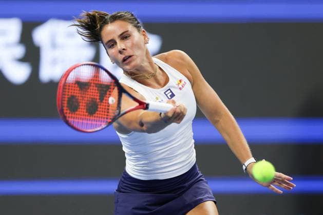 BEIJING, CHINA - OCTOBER 01: Emma Navarro of the United States competes in the Women s Singles Round of 16 match against Iga Swiatek of Poland on day 10 of the 2025 China Open at the National Tennis Center on October 1, 2025 in Beijing, China.  Copyright: xVCGx 111594427595