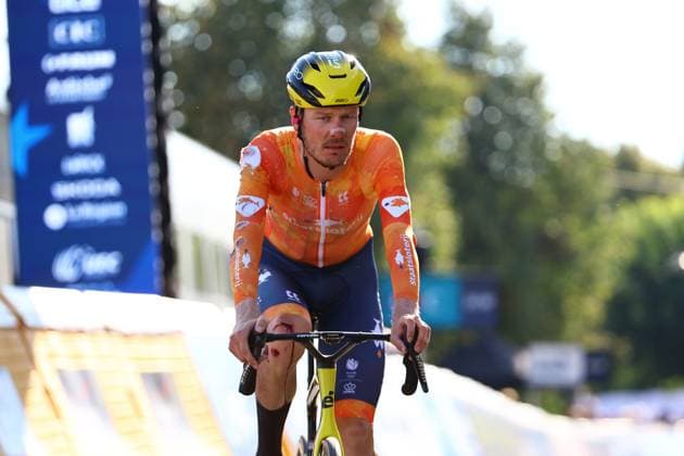 Dutch Daan Hoole pictured at the arrival after a fall during the 24 km time trial of the Men Elite category at the UEC road European cycling championships, Wednesday 01 October 2025, in Loriol-sur-Drome, France. The European cycling championships Drome-Ardeche takes place from 1 to 5 October, France. DAVIDxPINTENS  x135831597x