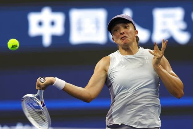 (251001) -- BEIJING, Oct. 1, 2025 -- Iga Swiatek competes during the women s singles round of 16 match between Iga Swiatek of Poland and Emma Navarro of the United States at 2025 China Open tennis tournament in Beijing, China, Oct. 1, 2025. ) (SP)CHINA-BEIJING-TENNIS-CHINA OPEN-WOMEN S SINGLES(CN) DuxXinyi 