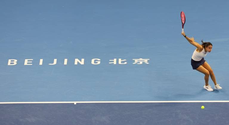 (251001) -- BEIJING, Oct. 1, 2025 -- Emma Navarro competes during the women s singles round of 16 match between Iga Swiatek of Poland and Emma Navarro of the United States at 2025 China Open tennis tournament in Beijing, China, Oct. 1, 2025. ) (SP)CHINA-BEIJING-TENNIS-CHINA OPEN-WOMEN S SINGLES(CN) DuxXinyi 