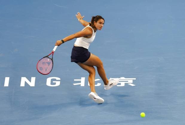 (251001) -- BEIJING, Oct. 1, 2025 -- Emma Navarro competes during the women s singles round of 16 match between Iga Swiatek of Poland and Emma Navarro of the United States at 2025 China Open tennis tournament in Beijing, China, Oct. 1, 2025. ) (SP)CHINA-BEIJING-TENNIS-CHINA OPEN-WOMEN S SINGLES(CN) DuxXinyi 