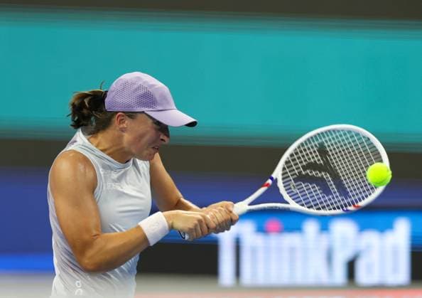 (251001) -- BEIJING, Oct. 1, 2025 -- Iga Swiatek competes during the women s singles round of 16 match between Iga Swiatek of Poland and Emma Navarro of the United States at 2025 China Open tennis tournament in Beijing, China, Oct. 1, 2025. ) (SP)CHINA-BEIJING-TENNIS-CHINA OPEN-WOMEN S SINGLES(CN) DuxXinyi 
