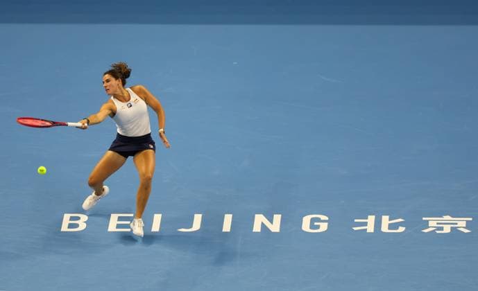 (251001) -- BEIJING, Oct. 1, 2025 -- Emma Navarro competes during the women s singles round of 16 match between Iga Swiatek of Poland and Emma Navarro of the United States at 2025 China Open tennis tournament in Beijing, China, Oct. 1, 2025. ) (SP)CHINA-BEIJING-TENNIS-CHINA OPEN-WOMEN S SINGLES(CN) DuxXinyi 