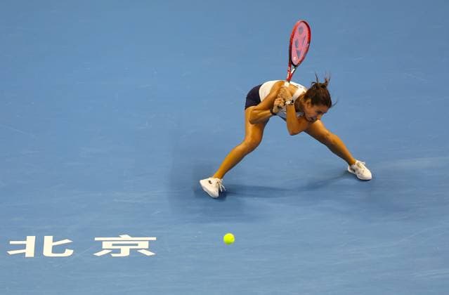 (251001) -- BEIJING, Oct. 1, 2025 -- Emma Navarro competes during the women s singles round of 16 match between Iga Swiatek of Poland and Emma Navarro of the United States at 2025 China Open tennis tournament in Beijing, China, Oct. 1, 2025. ) (SP)CHINA-BEIJING-TENNIS-CHINA OPEN-WOMEN S SINGLES(CN) DuxXinyi 