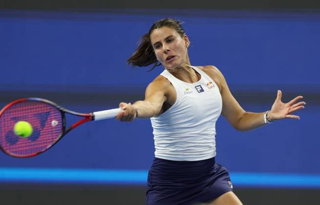 (251001) -- BEIJING, Oct. 1, 2025 -- Emma Navarro competes during the women s singles round of 16 match between Iga Swiatek of Poland and Emma Navarro of the United States at 2025 China Open tennis tournament in Beijing, China, Oct. 1, 2025. ) (SP)CHINA-BEIJING-TENNIS-CHINA OPEN-WOMEN S SINGLES(CN) DuxXinyi 
