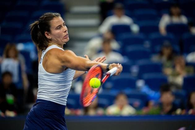 (251001) -- BEIJING, Oct. 1, 2025 -- Emma Navarro competes during the women s singles round of 16 match between Iga Swiatek of Poland and Emma Navarro of the United States at 2025 China Open tennis tournament in Beijing, China, Oct. 1, 2025. ) (SP)CHINA-BEIJING-TENNIS-CHINA OPEN-WOMEN S SINGLES(CN) HuxJingwen 