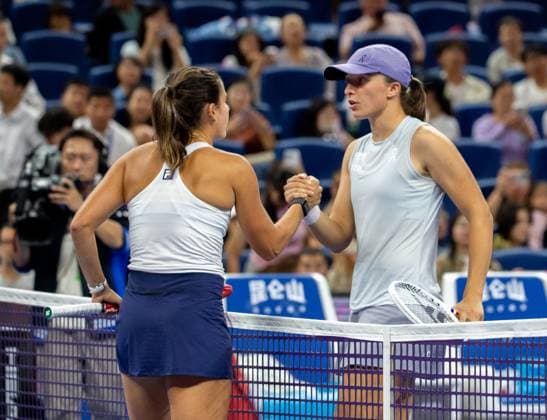 (251001) -- BEIJING, Oct. 1, 2025 -- Iga Swiatek competes during the women s singles round of 16 match between Iga Swiatek of Poland and Emma Navarro of the United States at 2025 China Open tennis tournament in Beijing, China, Oct. 1, 2025. ) (SP)CHINA-BEIJING-TENNIS-CHINA OPEN-WOMEN S SINGLES(CN) HuxJingwen 