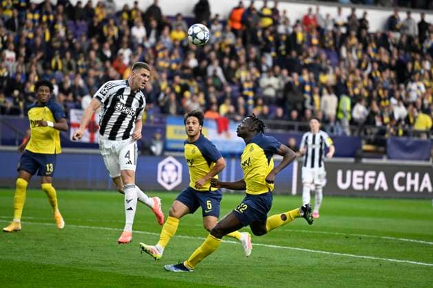 Royale Union Saint-Gilloise v Newcastle United - UEFA Champions League BRUSSELS, BELGIUM - OCTOBER 01 : Botman Sven defender of Newcastle United and David Promise Oluwatobi forward of Union Saint-Gilloise during the UEFA Champions League 2025 26 League Phase MD2 match between Royale Union Saint-Gilloise and Newcastle United on October 1, 2025 in Brussels, Belgium, 01 10 2025 Brussels Belgium  Copyright: xJanxDexMeuleneirx