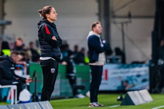 Sabrina Wittmann FC Ingolstadt 04, Head Coach , in the background is Tobias Strobl SC Verl, Head Coach GER, SC Verl vs FC Ingolstadt 04, Football, 3 Liga, Matchday 9, Season 2025 2026, 01 10 2025 GER, SC Verl vs FC Ingolstadt 04, Football, 3 Liga, Matchday 9, Season 2025 2026, 01 10 2025 Verl Copyright: xEibner-Pressefoto JanxRollingerx EP_JSK