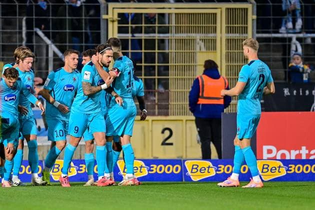 FC Viktoria Köln players with goal celebration, celebrate the goal, goal, celebration, jubilation over the goal to 0 1 by Lex Tyger Lobinger Viktoria Köln, 9 3 v re , optimistic, action, action, 01 10 2025, Munich Germany , Football, 3 Liga, TSV 1860 München FC Viktoria Köln, DFB DFL REGULATIONS PROHIBIT ANY USE OF PHOTOGRAPHS AS IMAGE SEQUENCES AND OR QUASI VIDEO xslx
