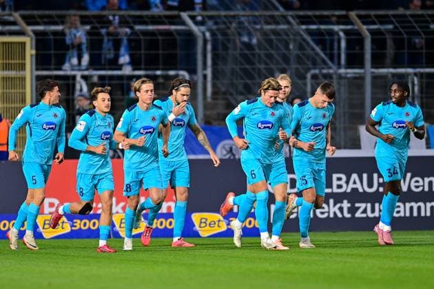 FC Viktoria Köln players with goal celebration, celebrate the goal, goal, celebration, jubilation over the goal to 0 1 by Lex Tyger Lobinger Viktoria Köln, 9 4 v li , optimistic, action, action, 01 10 2025, Munich Germany , Football, 3 Liga, TSV 1860 München FC Viktoria Köln, DFB DFL REGULATIONS PROHIBIT ANY USE OF PHOTOGRAPHS AS IMAGE SEQUENCES AND OR QUASI VIDEO xslx