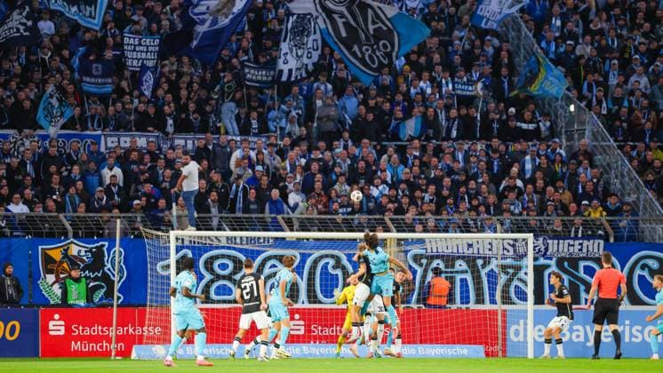 Team TSV 1860 München and Team FC Viktoria Köln , corner kick, corner kick at the match between TSV 1860 München v FC Viktoria Köln, Soccer, Men, 3 Liga, 2025 2026, 9 Matchday on 01 10 2025 in Munich, Stadion a d Grünwalder Straße Bayern Germany