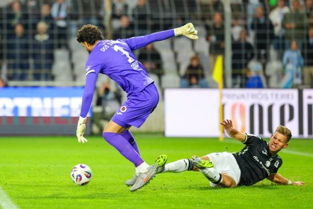 Dudu Eduardo Haesler 1, FC Viktoria Köln and Florian Niederlechner 7, TSV 1860 München during the match between TSV 1860 München v FC Viktoria Köln, Soccer, Men, 3 League, 2025 2026, Matchday 9 on 01 10 2025 in Munich, Stadion a d Grünwalder Straße Bayern Germany
