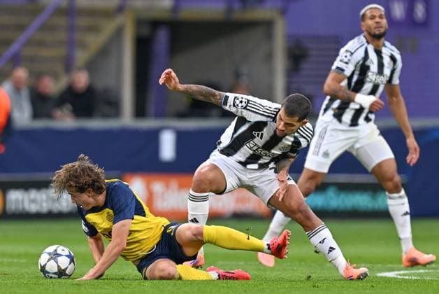 251001 Royale Union Saint-Gilloise vs Newcastle United FC Kamiel Van De Perre (6) of Union fighting for the ball with Bruno Guimaraes (39) of Newcastle during the Uefa Champions League second matchday in the League phase game in season 2025 - 2026 between Royale Union Saint-Gilloise and Newcastle United FC on October 1 , 2025 in Anderlecht, Belgium. (Photo by David Catry sportpix) Anderlecht Belgium  Copyright: xDavidxCatryx 20251001DC2_8043