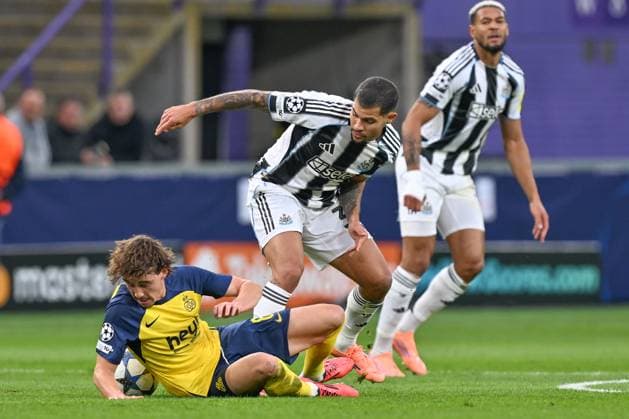 251001 Royale Union Saint-Gilloise vs Newcastle United FC Kamiel Van De Perre (6) of Union fighting for the ball with Bruno Guimaraes (39) of Newcastle during the Uefa Champions League second matchday in the League phase game in season 2025 - 2026 between Royale Union Saint-Gilloise and Newcastle United FC on October 1 , 2025 in Anderlecht, Belgium. (Photo by David Catry sportpix) Anderlecht Belgium  Copyright: xDavidxCatryx 20251001DC2_8040