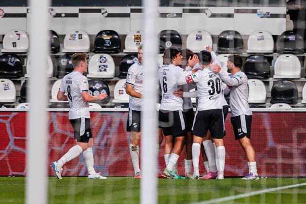 The SC Verl team celebrates after Dominik Steczyks 1-0 goal SC Verl, 11 GER, SC Verl vs FC Ingolstadt 04, Football, 3 Liga, Matchday 9, 2025 2026 season, 01 10 2025 GER, SC Verl vs FC Ingolstadt 04, Football, 3 Liga, Matchday 9, 2025 2026 season, 01 10 2025 Verl Copyright: xEibner-Pressefoto JanxRollingerx EP_JSK