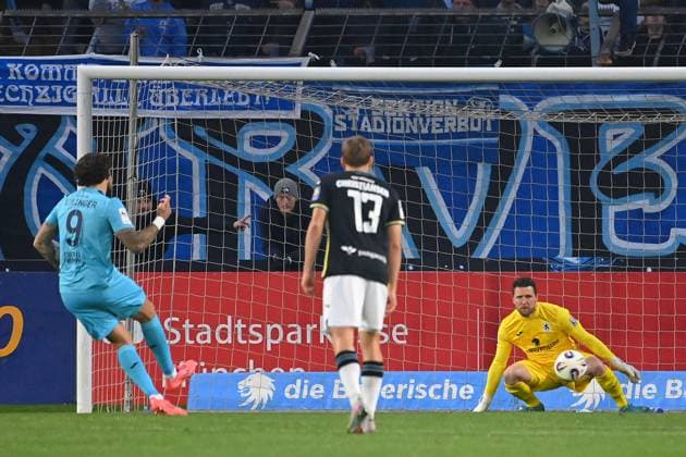 Lex Tyger LOBINGER K scores the 1 0 goal from the penalty kick against goalkeeper Rene VOLLATH TSV 1860 Muenchen Fußball 3 Liga,9 Spieltag, Saison 2025 26 TSV 1860 Muenchen Viktoria Koeln am 01 10 2025 GRUENWALDER STADION