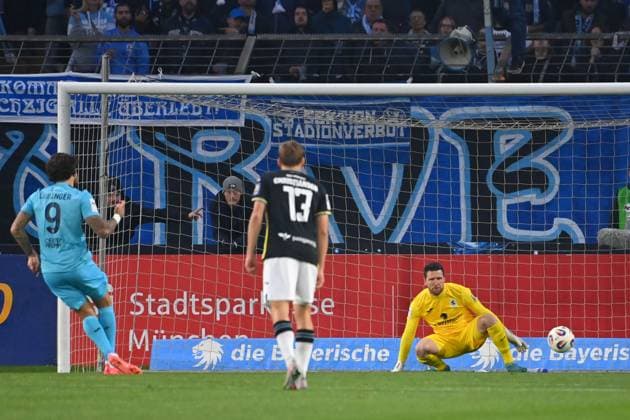 Lex Tyger LOBINGER K scores the 1 0 goal from the penalty kick against goalkeeper Rene VOLLATH TSV 1860 Muenchen Fußball 3 Liga,9 Spieltag, Saison 2025 26 TSV 1860 Muenchen Viktoria Koeln am 01 10 2025 GRUENWALDER STADION