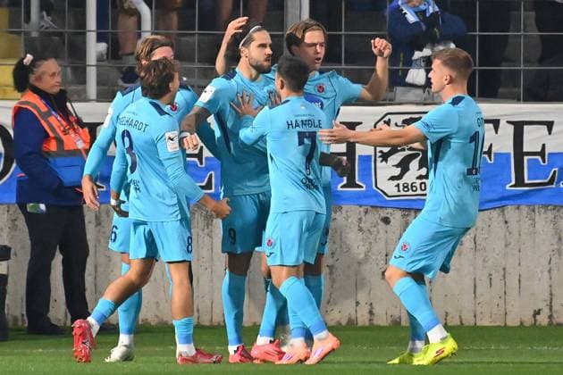 Collective goal celebration around Lex Tyger LOBINGER K after scoring 1 0 ,,Cheering,Joy,Enthusiasm,,Action Football 3 Liga,9 Matchday, Season 2025 26 TSV 1860 Muenchen Viktoria Koeln on 01 10 2025 GRUENWALDER STADION