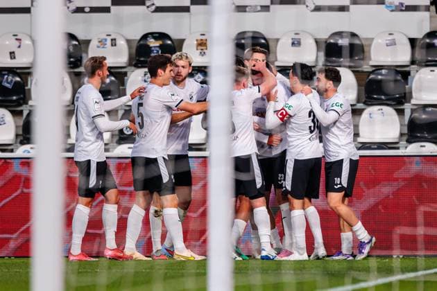 The SC Verl team celebrates after Dominik Steczyks 1-0 goal SC Verl, 11 GER, SC Verl vs FC Ingolstadt 04, Football, 3 Liga, Matchday 9, 2025 2026 season, 01 10 2025 GER, SC Verl vs FC Ingolstadt 04, Football, 3 Liga, Matchday 9, 2025 2026 season, 01 10 2025 Verl Copyright: xEibner-Pressefoto JanxRollingerx EP_JSK